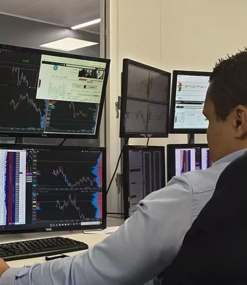 Élèves en formation dans la salle de marché Krechendo Trading