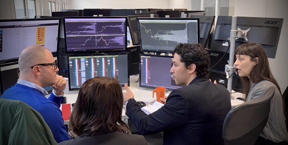 Analyse d'une séance de trading en salle de marché, autour des écrans